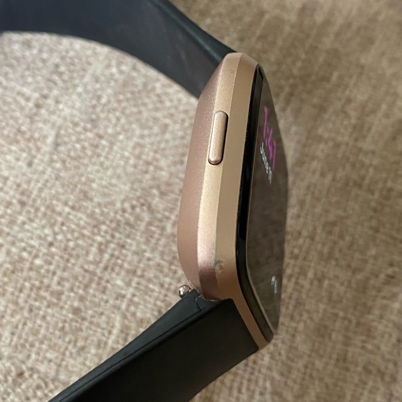 FITBIT Versa - Picture 4 of 6
